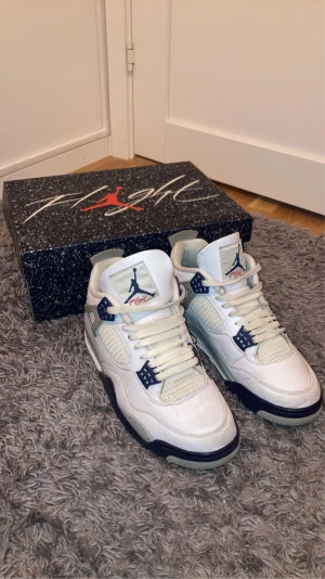 Jordan 4 midnight navy  - Tja! Säljer dessa nästintill oanvända Jordan 4’s då de inte längre kommer till användning. Box och crease skydd tillkommer, köpta för 4900 kr ish, hör av er vid frågor!  