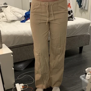 Beiga byxor - Midjemått: 94cm, innerbenslängd: 88cm