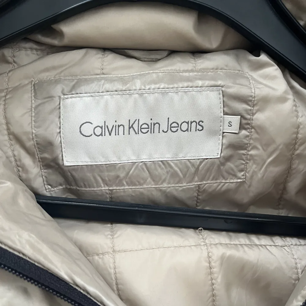 Dunjacka från Calvin Klein i storlek S, i väldigt fint skick . Jackor.