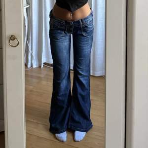 (Lånade bilder) Snygga lågmidjade och utsvängda jeans!! Köpta här på plick och passar S