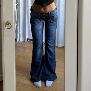 Lågmidjade jeans - (Lånade bilder) Snygga lågmidjade och utsvängda jeans!! Köpta här på plick och passar S