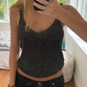 Glittrig topp  - Glittrig festtopp från mango, lånad bild