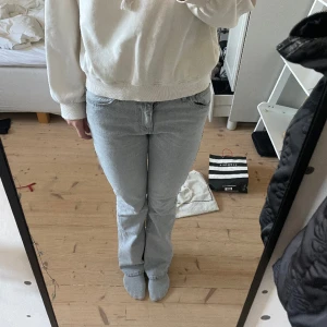 As snygga jeans från Gina tricot - Säljer dessa jättesnygga jeansen från Gina Young i storlek 164 men passar även 158 och xs💕 Säljer då de tyvärr blivit försmå. Jeansen är från iza&elles kolektion och de är i väldigt bra skick💗 Skriv för fler bilder eller om ni undrar något annat!💕
