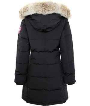 Canada goose shelburne - Säljer min fina canada goose shelburne i storlek M då den tyvärr är för liten för mig, köptes från marketplace förra vintern för 6000kr fick inget kvitto men har scan osv och man ser att den är äkta. Luvan är påsydd. Den är väldigt varm
