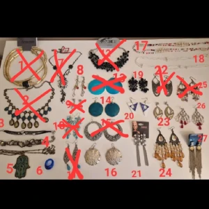 Smycken - Olika smycken. Halsband, örhängen, armband m.m. från 20 kr styck. Ange vilket nummer ni vill ha så lägger jag upp en separat plickannons för varan så ni kan använda "köp direkt"-funktionen.