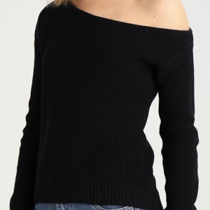 Super fin even odd one shoulder❤️🌺😗🌼💐 - Köpte den igår men råkade ta av prislappen så kunde inte skicka tillbaka.Aldrig används så den är precis som ny❤️strl:L men passar M 