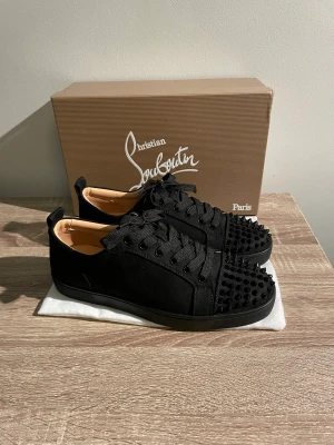 Christian Louboutin - Riktigt feta loubs🤩 Dom är i 10/10 skick har bara blivit använda några gånger, Det är storlek 43 men passar även 42, Lågt pris föratt dom är svåra att sälja  Skriv gärna om ni har några fråger