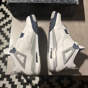 Air Jordan 4 midnight navy - Air jordan 4 i bra skick använda ett par gånger. Köpta på soleplus för 4 999, hittar tyvär inte kvitto från köpet.