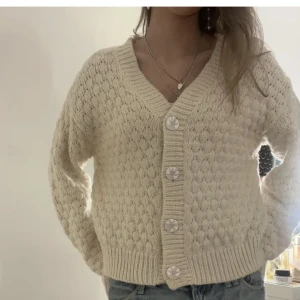 Jättefin kofta💞💞 - Super snygg kofta som jag köpte här på plick, men som tyvärr inte kommer till användning som jag önskade att den gjorde💖💖 använd gärna köp nu!!! 