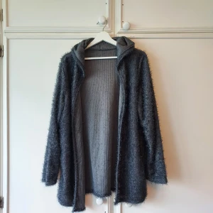 Fluffig kofta - Fluffig cargigan med luva. använd men i jättebra skick, st L 