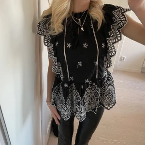 Topp - Helt underbar topp från h&m med broderier som aldrig kommit till användning❤️