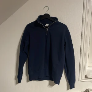 Zara half zip - Säljer min zara half zip då jag inte använder den längre. Använd fåtal gånger så den är i mycket bra skick. Hör av er om ni är intresserade eller har några frågor 😊