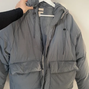 Puffer Jacket - En jättefin jacka från HM. Knappt använd och köpt för 1800kr. Två mindre fläckar fram på jackan men inget som märks. 