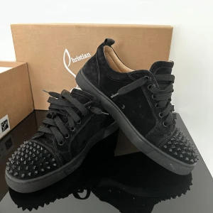 Christian Louboutin junior - Hej jag säljer nu mina Louboutins då dom inte använts på snart 2 år.  Allt ingår utom kvitto, men jag har äkktighetsbevis.  Cond 8/10  Size 39/5