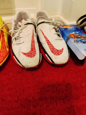 Fotboll skor - För små på mig. Alla tre 650kr   Mercurial Nike (stl 42,5) 200.  Net fit Puma (stl är 41) 300.  Nike Phantom (stl 42-43) 200