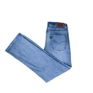 Ett par ljusblå jeans från Levis. Modell 551Z. Bra skick, bortsett från läderlappen på baksidan som är lite sliten. Skriv vid intresse!
