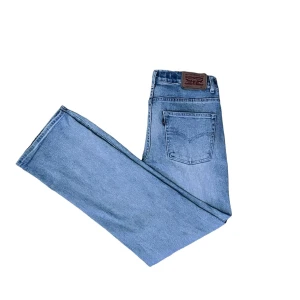 Jeans Levis 551Z - Ett par ljusblå jeans från Levis. Modell 551Z. Bra skick, bortsett från läderlappen på baksidan som är lite sliten. Skriv vid intresse!