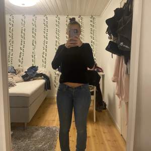 Detta är ett par vintage super low waist jeans från märket Levi’s. Jeansen är i väldigt fint skick men dom är inte nya. Jag säljer jeansen för att dom är för små för mig. Storleken kan jämföras med ungefär S. Priset kan diskuteras💕