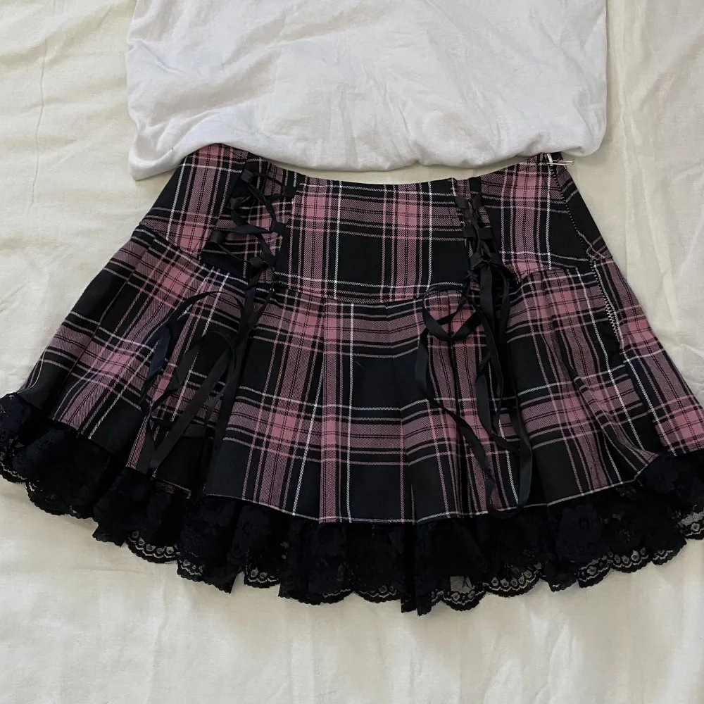 Jätte snygg svart och rosa plaid kjol från Widow. Endast använd 1 gång och är i jätte bra skick. Köpt för 664kr. Hör av dig om du har några frågor:). Kjolar.