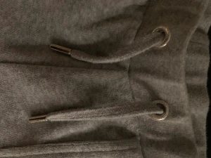 Juicy Couture byxor 10/11 - Juicy couture byxor 10/11 nyskick jätte fina och mysiga byxor från märket Juicy Couture helt nya men tyvärr för korta för mig 