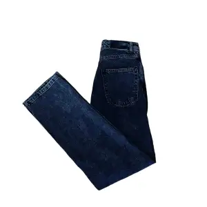 Ett par svarta/mörkgrå jeans från Grunt. Bra skick, inga särskilda defekter. Skriv vid intresse!