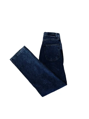 Jeans - Ett par svarta/mörkgrå jeans från Grunt. Bra skick, inga särskilda defekter. Skriv vid intresse!