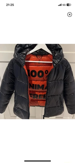 Save the duck  - Tja säljer min save the duck jacka eftersom jag använder den inte längre. Ord pris 3.424 priset kan diskuteras vid snabb köp