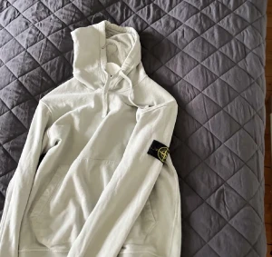Stone island - Säljer min knappt använda stone island hoodie, den är i nästan nyskick, ny pris ligger på 5000kr
