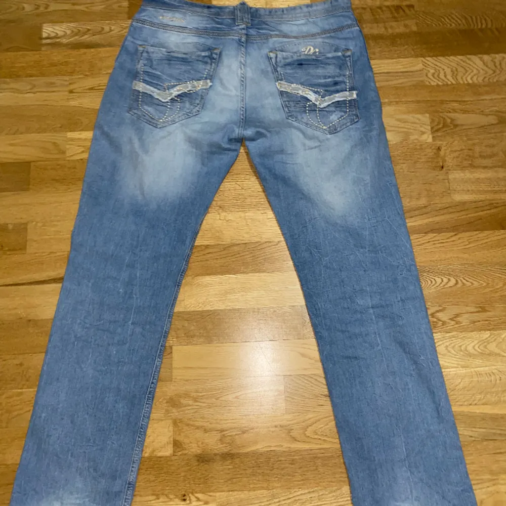 Feta Dolce&Gabbana jeans, storlek W36 men funkar för mig som är W32. De är straight leg/baggy. Kan skicka fler bilder i pm om det önskas. Skriv om du har frågor . Jeans & Byxor.