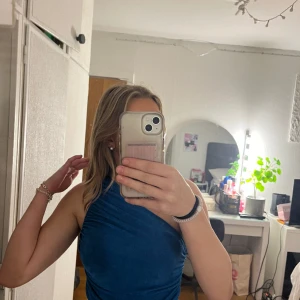 Blå topp - Blå oneshoulder topp från alvii