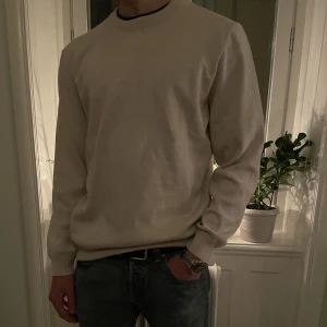 Stickad tröja från Zara - Aldrig använd stickad tröja, storlek L, passar M också. Säljer då garderoben måste tömmas. 