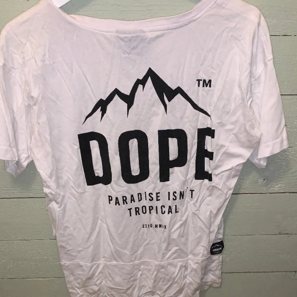 Säljer denna super fina t-shirt från dope, förlåt för skrynkliga bilder. Den är i bra skick knappt använd. Den är i st S, säljer för 50kr pris kan diskuteras!. T-shirts.