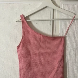 Rosa topp - Rosa onesholder topp frpn gina tricot🩷