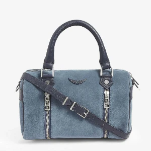 Zadig väska - Säljer min Zadig väska som är blå mocha med nytt strap! Säljer den för att jag inte använder den längre💗den är ganska använd men ändå bra skick!☺️Den är en limited edition och nypris var 4200 kr ungefär 💗