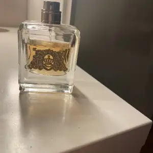 Parfym från Juicy Couture.  Lite använd och saknar lock.  Cirka 35 ml kvar 