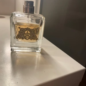 Parfym  - Parfym från Juicy Couture.  Lite använd och saknar lock.  Cirka 35 ml kvar 