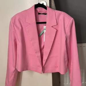Super fin kort rosa blazer från Gina tricot. Helt oanvänd och lappar kvar 