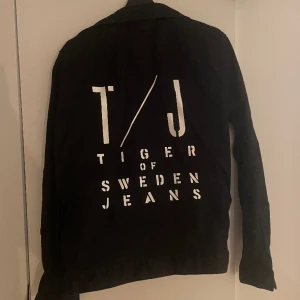 Tiger of sweden jeans jacka - 8/10 i skicka. Bara använd för nån kväll. Haft den sedan 2022 men inte jätte använd.