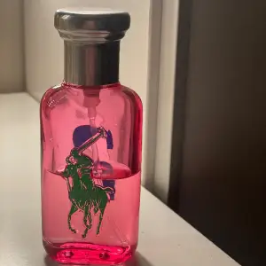 Ralph Lauren den rosa parfymen.  Cirka 25 ml kvar om inte mera. 