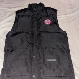  Canada goose väst storlek M - Säljer nu min Canada goose för jag köpte en ny och har ingen användning av den och såklart är den äkta priset kan gå ner vid snabb affär 