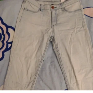 Jeans trekvarts shorts - Jätteljusblåa 3/4 denim jeansshorts som slutar vid vaderna. Fake fickor fram, riktiga bak. Storlek 158 och för liten för mig som har s/m, passar nån kortare med mindre höfter (jag är 171 cm). Går att stryka! Bra skick. Skriv om du har frågor! 😊💙