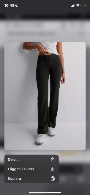 Low waisted kostymbyxor  - Jättefina kostymbyxor från Nelly 💕  Jag är 164 och de passar perfekt vid längden. De är stretchiga, Jag har storlek 32 men de passar även 34 