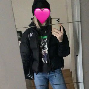 The North Face 1996 Retro Nuptse dunjacka - Säljer nu denna otroligt fina jacka då jag köpt en annan liknande vinterjacka. Denna jackan är otrolig och väldigt varm och skön till vintern. Storlek M, men passar s-m. Pris kan diskuteras!