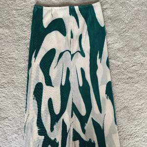 Vit/grön kjol från Shein, strl M⭐️
