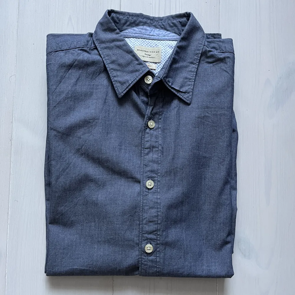 Jättefin lite gråblå skjorta från selected homme. Använd men i jättefint skick 🤩. Skjortor.