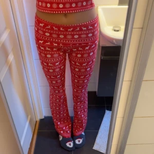 PJAMAS JUL - Nypris 300 Jul set från GINA YOUNG PRISLAPP KVAR  Storleken är slut på hemsidan 156-164 Helt oandvända Är 174 och de sitter bra på mig