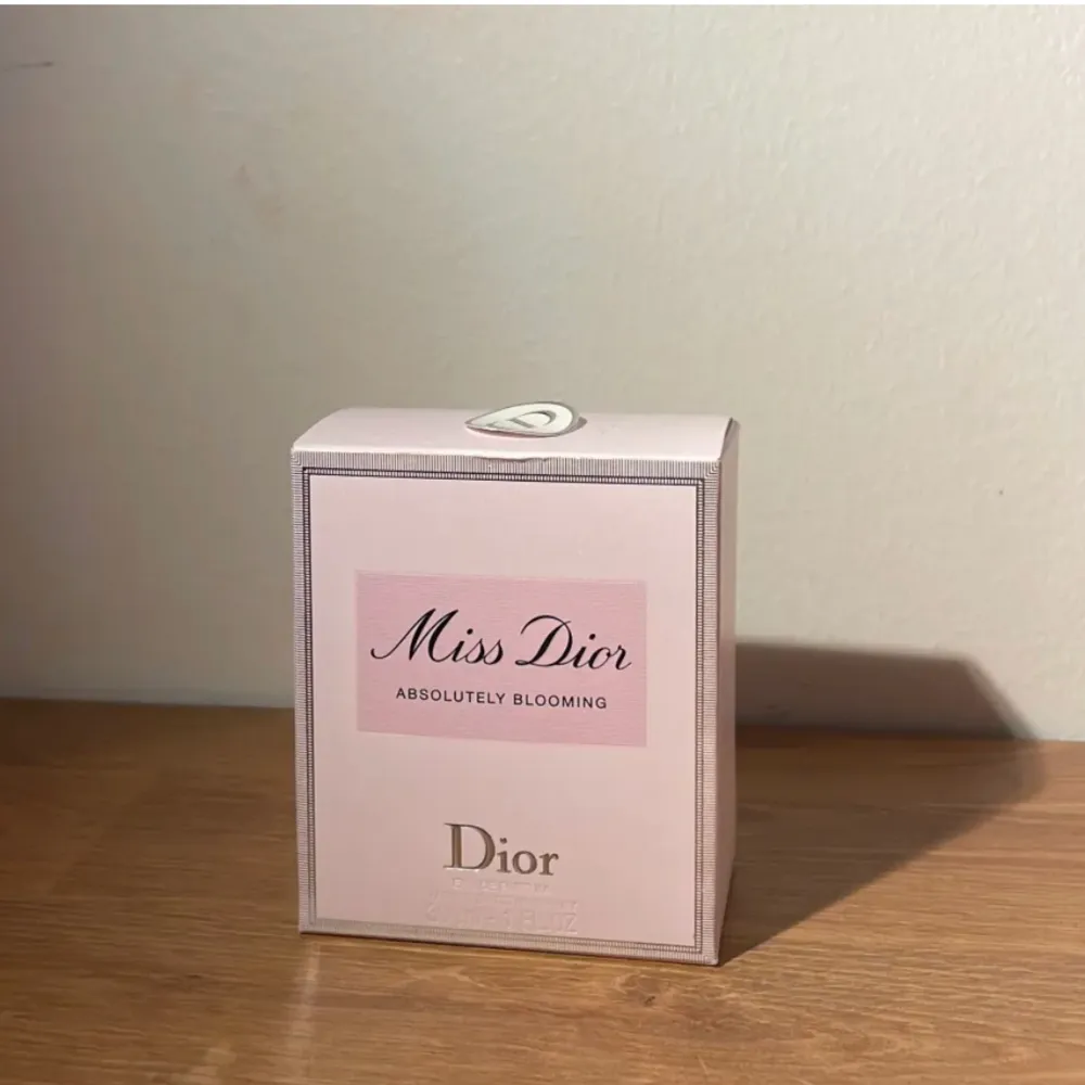 Dior perfume för bara 650 kr men köpte för 1020 kr. Jag har aldrin använt den!. Accessoarer.