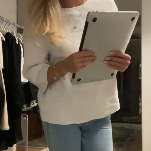 Trekvartsärmad tröja  - Trekvartsarmad stickad/tjocktröja, gammal från hm. Inga fläckar och inte nopprig, mysig innuti sticks inte🤍