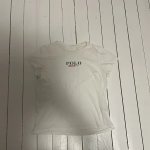 Polo Ralph Lauren t-shirt - Köpt i Mollösund för ungefär 2 år sedan Nypris: 800 SEK Storlek M men sitter som en S
