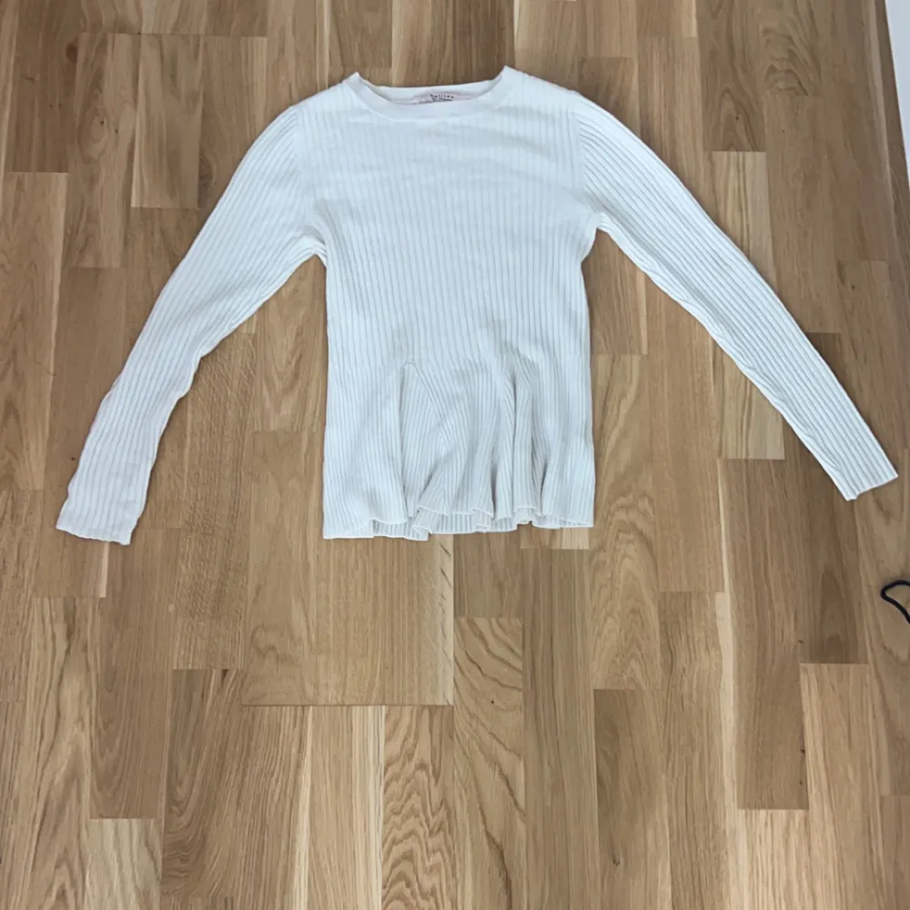 Långarmad vit tröja, snygg och simpel💗. Tröjor & Koftor.